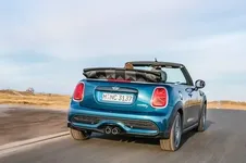 e-mini-cooper-s-convertible-sidewalk-03-2021-600px.webp