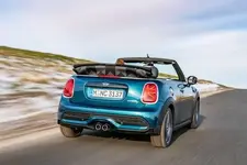 e-mini-cooper-s-convertible-sidewalk-03-2021-600px.webp