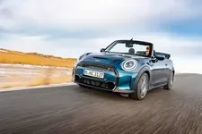 e-mini-cooper-s-convertible-sidewalk-03-2021-600px.webp