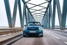 e-mini-cooper-s-convertible-sidewalk-03-2021-600px.webp