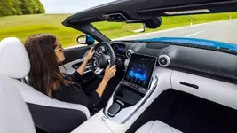 New%20Mercedes%20SL%20interior%202021-11.webp
