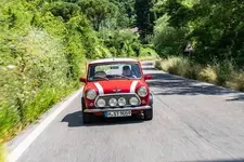 auno-aaltonen-driving-a-classic-mini-11-2021-600px.webp