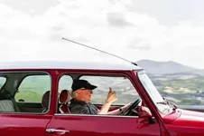 auno-aaltonen-driving-a-classic-mini-11-2021-599px.webp