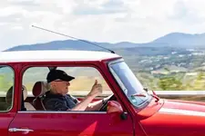 auno-aaltonen-driving-a-classic-mini-11-2021-600px.webp