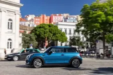P90441654-mini-cooper-se-in-lisbon-11-2021-599px.webp