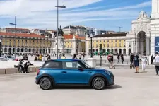 P90441656-mini-cooper-se-in-lisbon-11-2021-600px.webp