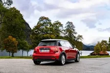 P90442336-mini-cooper-10-2021-600px.webp
