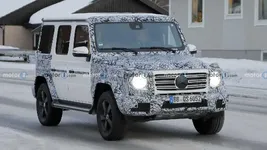 mercedes-benz-g-class-facelift-spy-photo-front-three-quarters.webp