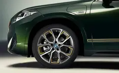 P90449293-bmw-x2-edition-goldplay-01-2022-600px.webp