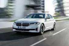 bmw-540i-sedan-mineralwhite-metallic-05-2020-600px.webp