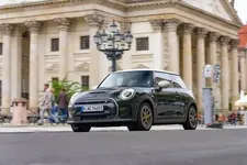 0847-mini-cooper-se-resolute-edition-02-2022-600px.webp