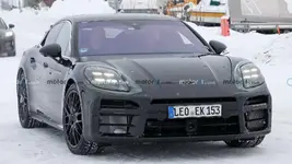 new-porsche-panamera-front-view-spy-photo.webp
