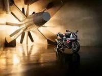 P90400023-the-new-bmw-m-1000-rr-09-2020-600px.webp