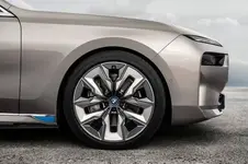 P90458176-the-new-bmw-i7-xdrive60-04-2022-600px.webp