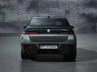 P90458833-the-new-bmw-m760e-xdrive-04-2022-599px.webp