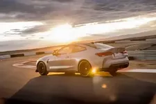 -the-new-bmw-m4-csl-on-the-racetrack-05-2022-600px.webp
