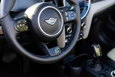-mini-cooper-se-convertible-one-off-07-2022-2250px.webp
