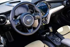 -mini-cooper-se-convertible-one-off-07-2022-2250px.webp