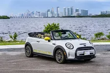 -mini-cooper-se-convertible-one-off-07-2022-2250px.webp