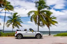 -mini-cooper-se-convertible-one-off-07-2022-2250px.webp
