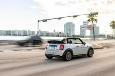 -mini-cooper-se-convertible-one-off-07-2022-2250px.webp