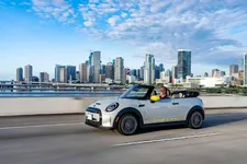 -mini-cooper-se-convertible-one-off-07-2022-2250px.webp
