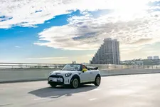 -mini-cooper-se-convertible-one-off-07-2022-2250px.webp