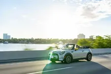 -mini-cooper-se-convertible-one-off-07-2022-2250px.webp