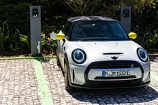 -mini-cooper-se-convertible-one-off-07-2022-2250px.webp