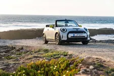 -mini-cooper-se-convertible-one-off-07-2022-2250px.webp