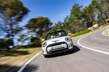-mini-cooper-se-convertible-one-off-07-2022-2250px.webp