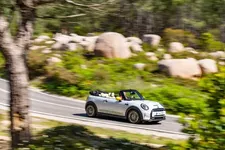 -mini-cooper-se-convertible-one-off-07-2022-2250px.webp