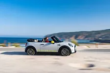 -mini-cooper-se-convertible-one-off-07-2022-2250px.webp