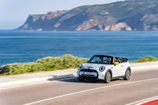 -mini-cooper-se-convertible-one-off-07-2022-2250px.webp