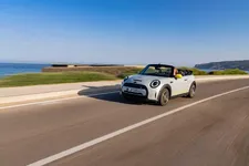 -mini-cooper-se-convertible-one-off-07-2022-2250px.webp