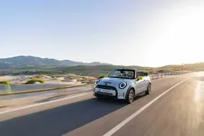 -mini-cooper-se-convertible-one-off-07-2022-2250px.webp