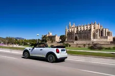 -mini-cooper-se-convertible-one-off-07-2022-2250px.webp