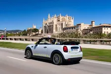 -mini-cooper-se-convertible-one-off-07-2022-2249px.webp