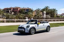 -mini-cooper-se-convertible-one-off-07-2022-2250px.webp