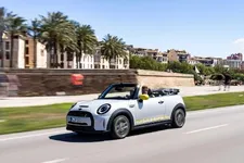 -mini-cooper-se-convertible-one-off-07-2022-2250px.webp