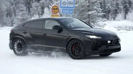 Lamborghini%20Urus%20facelift%20spies-3.webp