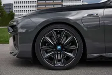 P90480813-the-new-bmw-m760e-xdrive-09-2022-2249px.webp