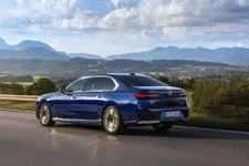 P90480880-the-new-bmw-740d-x-drive-09-2022-2250px.webp