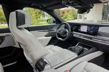 P90480885-the-new-bmw-740d-xdrive-09-2022-2248px.webp