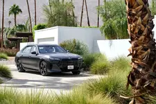 new-bmw-i7-on-location-palm-springs-10-2022-2250px.webp