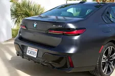 new-bmw-i7-on-location-palm-springs-10-2022-2250px.webp