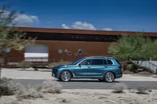 new-bmw-x7-on-location-palm-springs-10-2022-2250px.webp