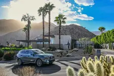 new-bmw-x7-on-location-palm-springs-10-2022-2250px.webp
