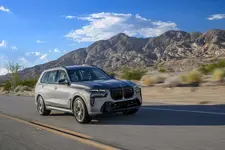 new-bmw-x7-on-location-palm-springs-10-2022-2250px.webp