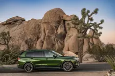 new-bmw-x7-on-location-palm-springs-10-2022-2250px.webp